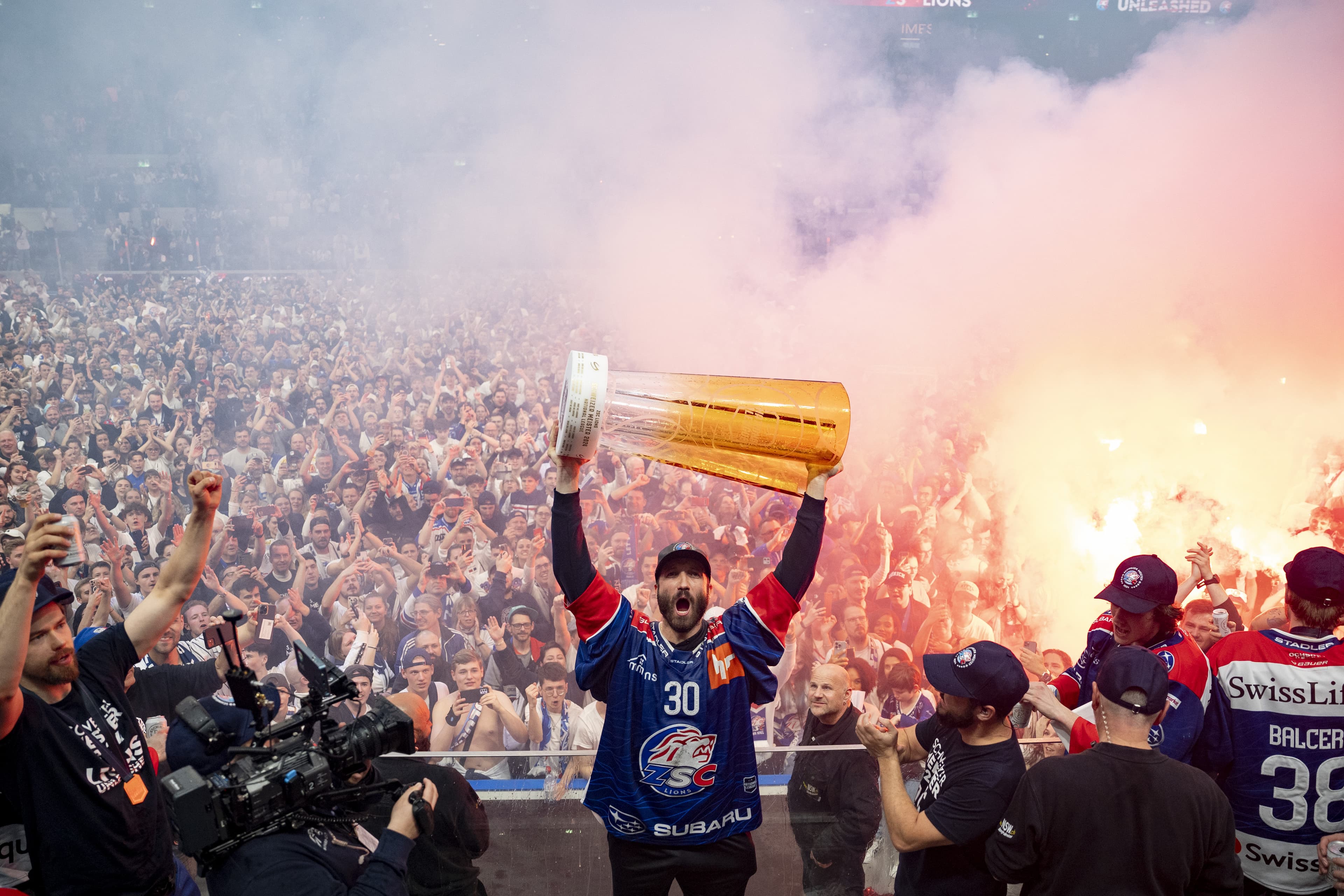 ZSC Lions mit Pokal