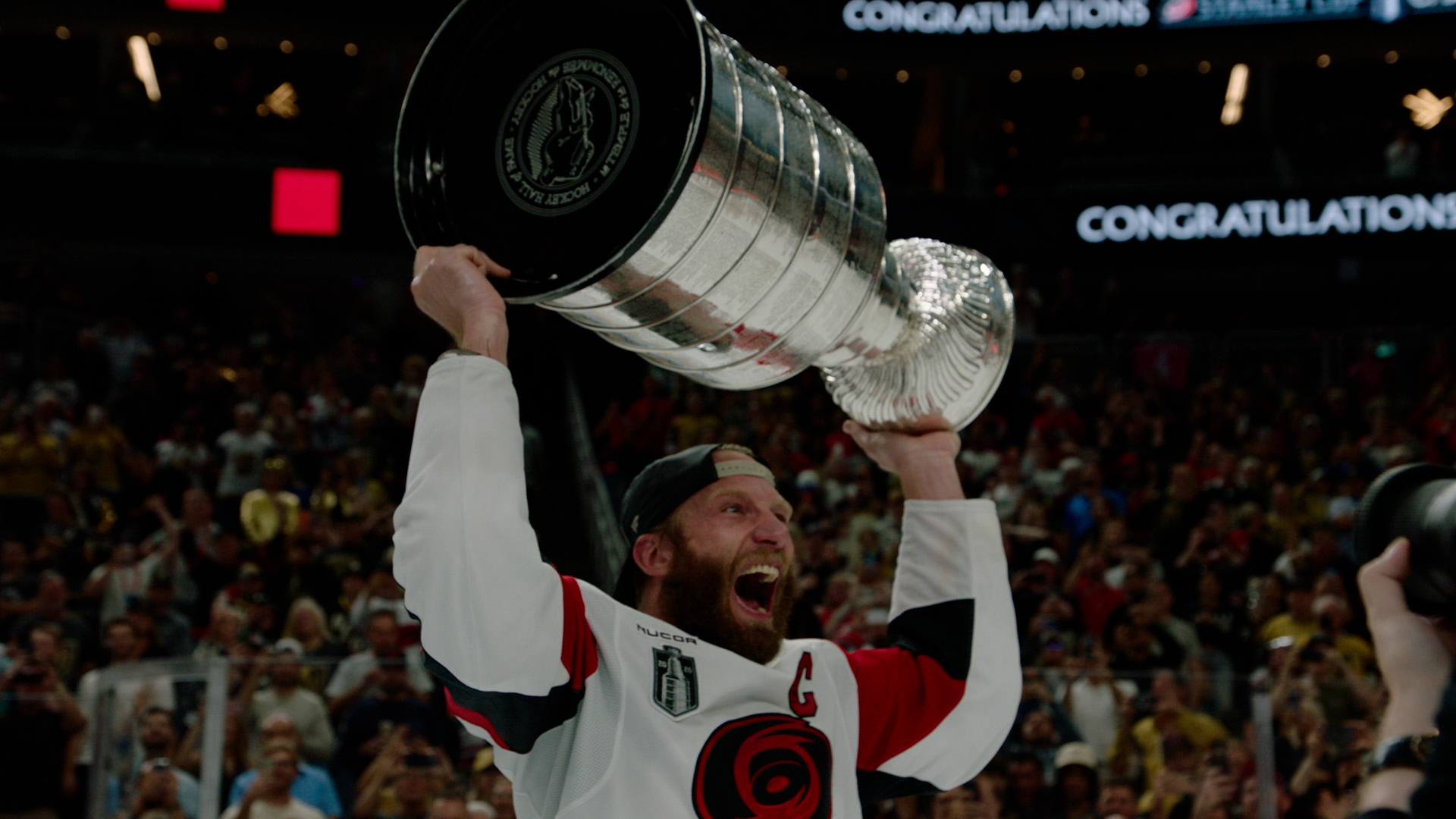 Jordan Staal von den Carolina Hurricanes hebt den Stanley Cup in die Höhe